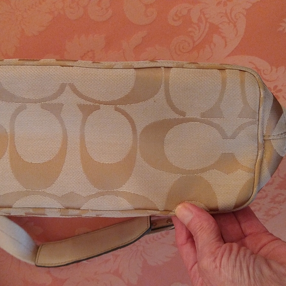 VGUC. Coach signature C canvas shoulder bag. - Picture 14 of 16